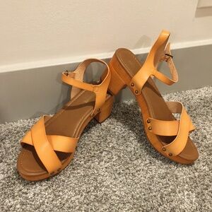 CUSHIONAIRE Women's Slate Faux Wood Sandal - Tan Platform Block Heel Sz 9